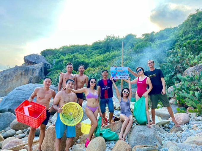 Như Quỳnh (áo sọc xanh, tay phải) và nhóm bạn tham gia nhặt rác trên bãi biển. Ảnh: Facebook Ngô Như Quỳnh. 