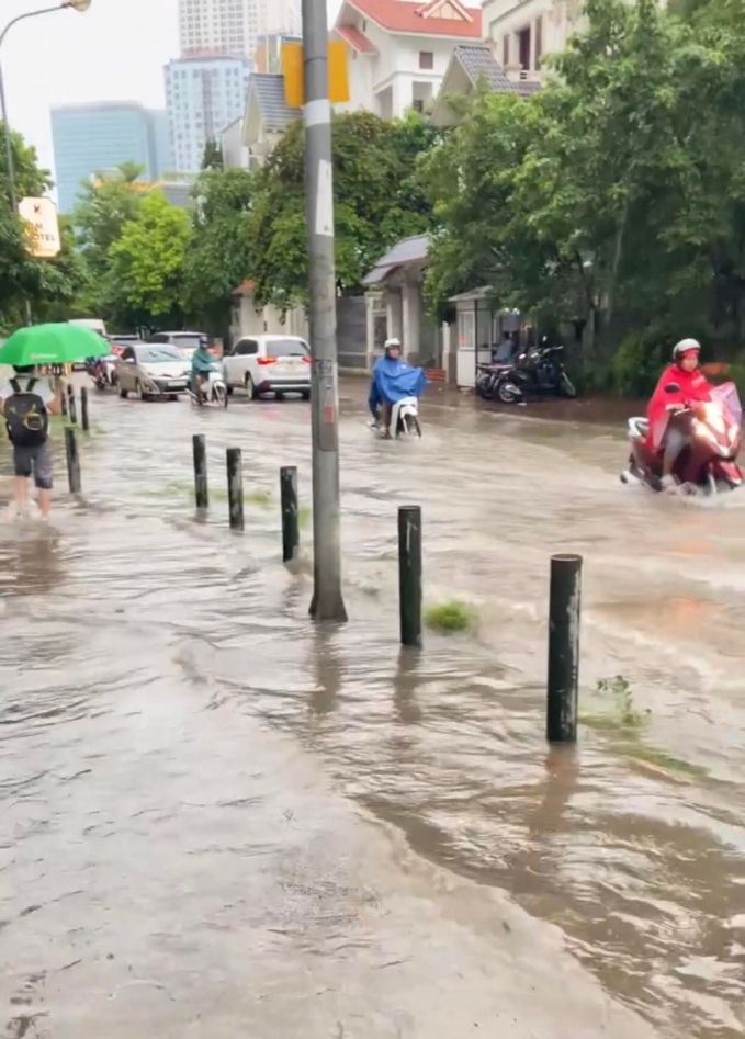   Khu vực quận Cầu Giấy luôn được coi là rốn ngập của Hà Nội mỗi khi mưa lớn. Ảnh: Lt HN  