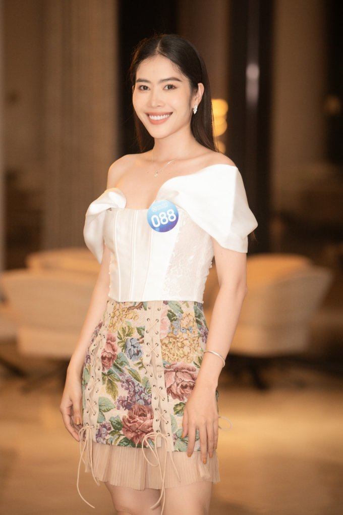   Nguyễn Thị Lệ Nam Em, 26 tuổi, quê Tiền Giang. Người đẹp cao 1,72 mét, số đo ba vòng là 85-60-90 cm. Nam Em từng đoạt Hoa khôi Đồng bằng Sông Cửu Long 2015, Top 8 Miss Earth 2016, nhận đặc cách vào chung khảo Miss World Vietnam. Cô từng thắng giải 