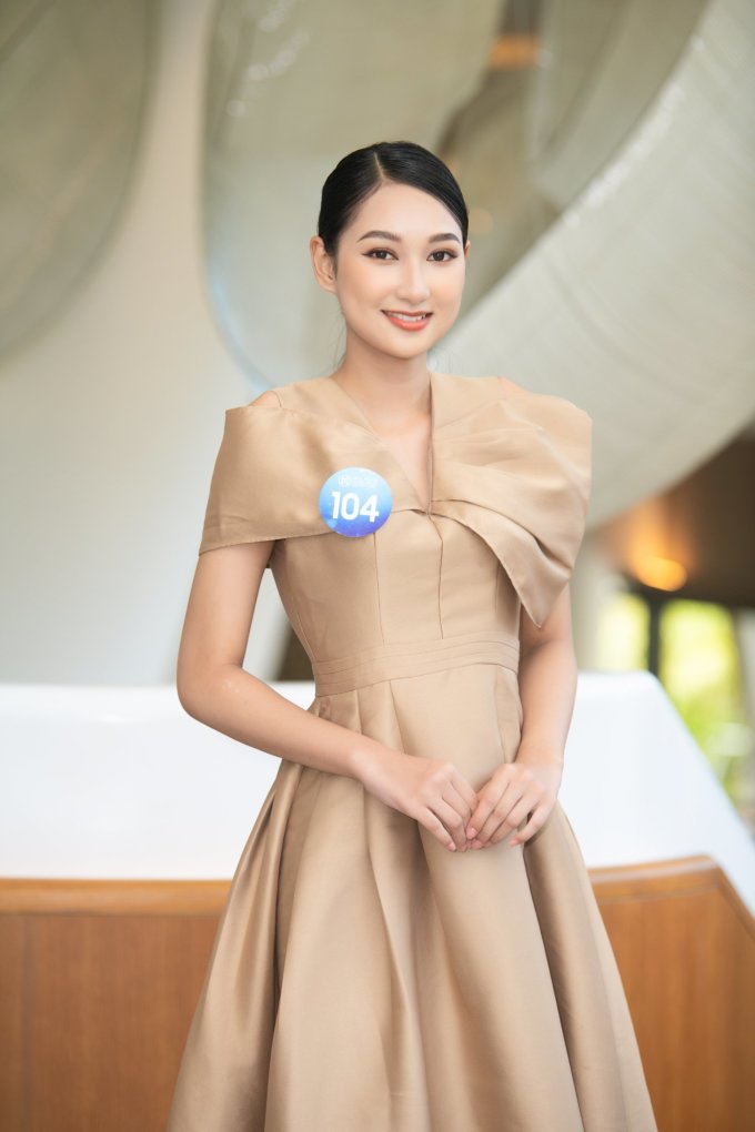   Nguyễn Thị Phương Linh đang là sinh viên năm cuối Đại học Ngoại thương cơ sở 2 (TP HCM). Cô 22 tuổi, quê Quảng Trị. Thí sinh vào thẳng top 20 cuộc thi nhờ thắng 