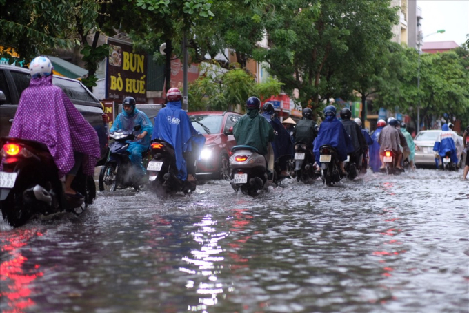 Còn tại Ngọc Lâm, Long Biên, tình trạng ùn tắc giao thông cũng đã xảy ra khi nước mưa chưa rút và cơn mưa vẫn đang trút xuống.