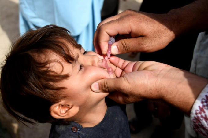 Nhân viên y tế cho trẻ uống vaccine ngừa bại liệt tại Kandahar. Ảnh: AFP
