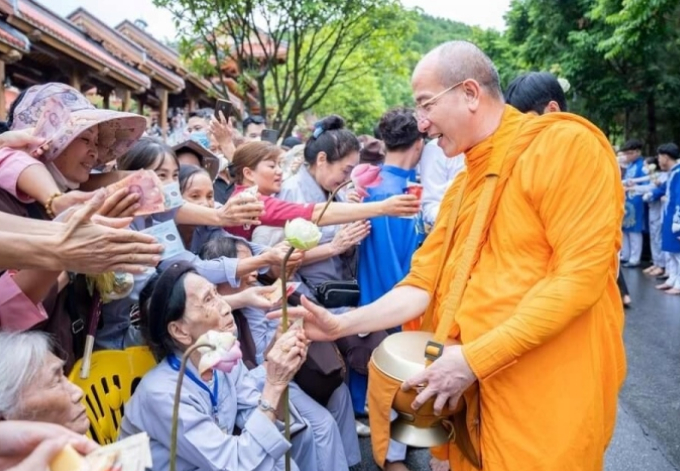   Hình ảnh lễ sớt bát cúng dường tại chùa Ba Vàng nhận được nhiều bình luận trên mạng xã hội cho rằng không phù hợp. (Ảnh Facebook Chùa Ba Vàng).  