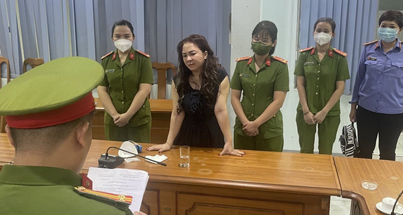   Cơ quan công an đọc quyết định khởi tố vụ án, khởi tố bị can, bắt tạm giam đối với bà Nguyễn Phương Hằng - Ảnh: Cổng thông tin Chính phủ  