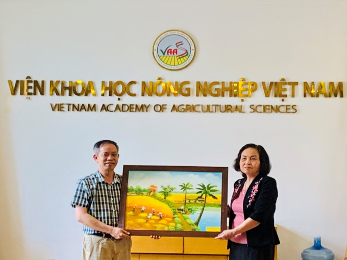   GS.TS. Lê Thị Hợp- Chủ tịch Hội Nữ trí thức Việt Nam tặng tranh lưu niệm cho Viện Khoa học Nông nghiệp Việt Nam  