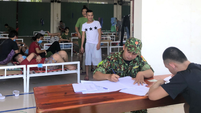   Lực lượng biên phòng tỉnh An Giang lấy lời khai 40 người về từ Campuchia. Ảnh: VnExpress  