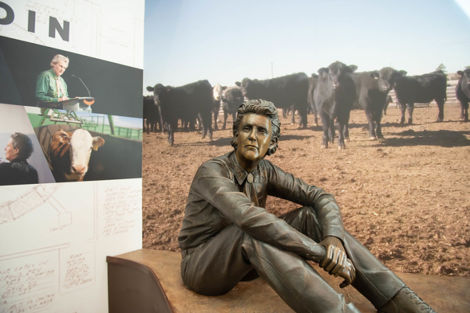 Tác phẩm điêu khắc Temple Grandin trong khuôn viên Đại học Colorado. Ảnh:TempleGrandi.com
