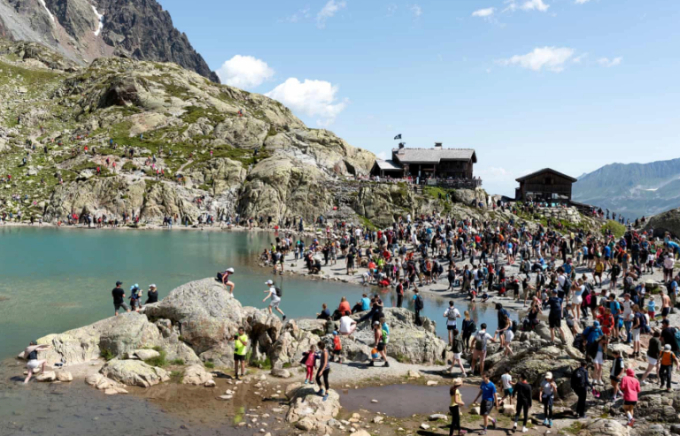   Hình ảnh những du khách tập trung đông đúc ở Lac Blanc - nằm trên núi Mont Blanc, đỉnh cao nhất dãy Alps.  