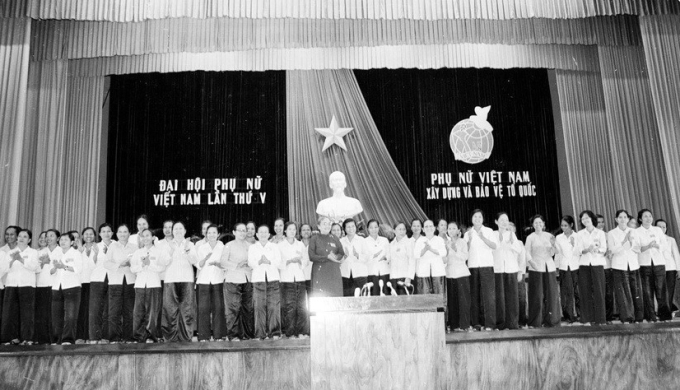 Ban Chấp hành TW Hội Liên hiệp Phụ nữ khóa V gồm 109 ủy viên do bà Nguyễn Thị Định làm Chủ tịch ra mắt Đại hội (5/1982). Ảnh: TTXVN