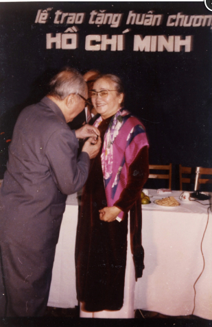   Chủ tịch Hội đồng Nhà nước Võ Chí Công trao tặng Huân chương Hồ Chí Minh cho bà Nguyễn Thị Định (tháng 3/1990). Ảnh tư liệu  