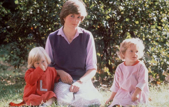  Diana năm 1980, trước khi kết hôn với Hoàng tử Charles vào năm 1981. Lúc này bà đang làm một người trông trẻ.