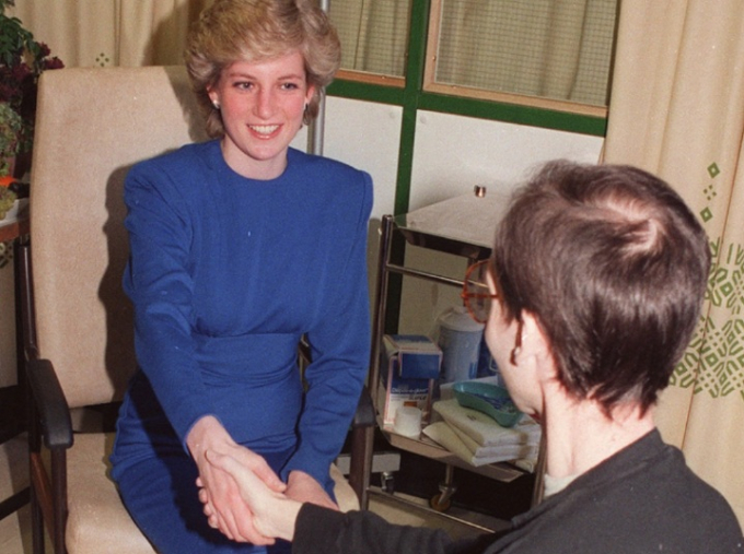   Cả thế giới phải ngỡ ngàng khi Công nương Diana trực tiếp bắt tay một bệnh nhân AIDS mà không cần đeo găng bảo hộ.   