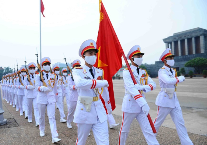 Đội hình thực hiện lễ thượng cờ gồm 37 người. Dẫn đầu là Quân kỳ quyết thắng, sau đó là 34 chiến sỹ tiêu binh tượng trưng cho 34 chiến sỹ đầu tiên của Đội Việt Nam tuyên truyền giải phóng quân, tiền thân của Quân đội Nhân dân Việt Nam. (Ảnh: Minh Đức/TTXVN)