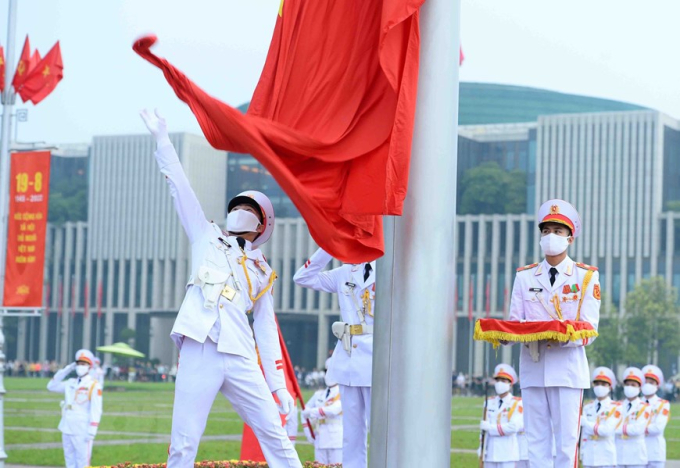 Đúng 6h, khi Quốc ca vang lên, người lính tung cờ và Quốc kỳ được kéo lên cột cờ cao 29m. (Ảnh: Minh Đức/TTXVN)