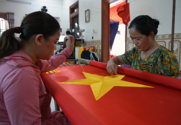 Theo chị Nhung, để có thể sản xuất ra một lá cờ thêu tay thì từ xưa đến nay, loại vải làm lá cờ được mua từ làng La Khê (quận Hà Đông, Hà Nội), còn chỉ thêu được mua từ làng Triều Khúc (Thanh Trì, Hà Nội).