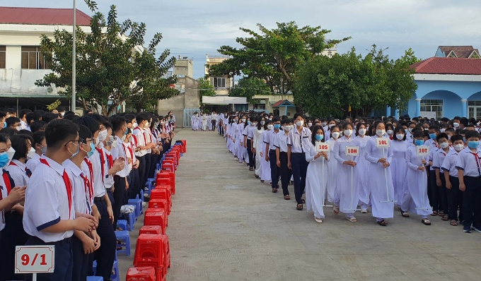   Một trường THPT ở Bạc Liêu đón học sinh lớp 10 vào năm học mới (Ảnh: HH).  