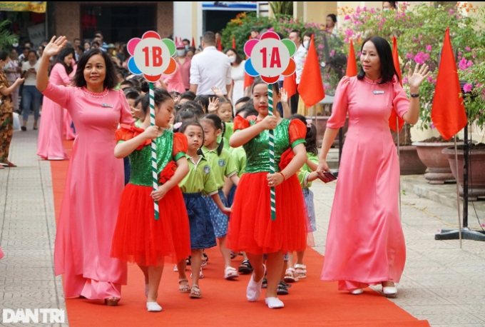   Các em học sinh lớp 1 Trường tiểu học Nguyễn Văn Trỗi Tp Thanh Hóa chào đón năm học mới.  