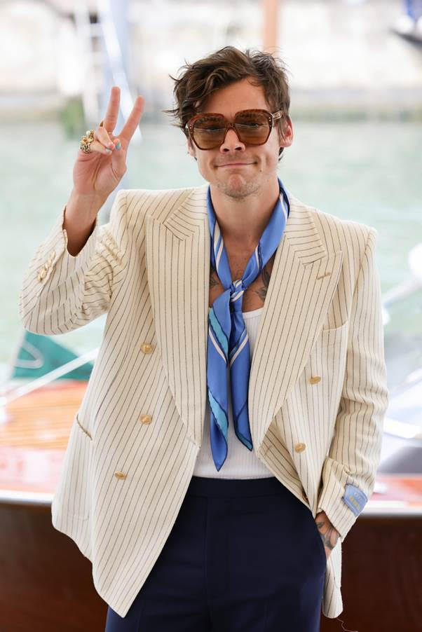Harry Styles mang đến phong cách đơn giản, lịch lãm nhưng đậm chất retro tại Venice năm nay
