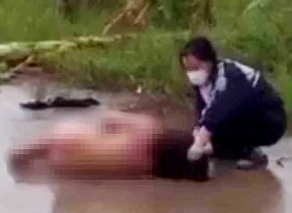   Hình ảnh nữ sinh trần truồng bị hành hung giữa đường - Ảnh: Cắt từ clip  