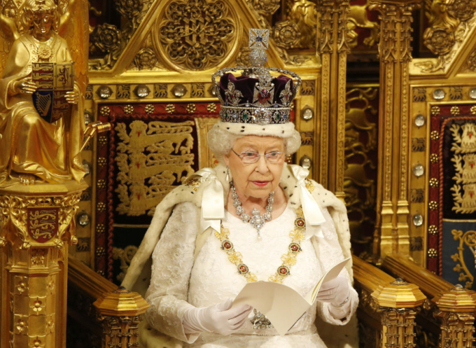 Cung điện Buckingham thông báo Nữ hoàng Anh Elizabeth II qua đời tại lâu đài Balmoral ở Scotland ngày 8/9, thọ 96 tuổi.