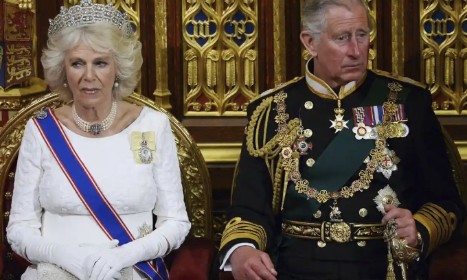   Phải mất hai năm sau để người thừa kế ngai vàng và người bạn đời của ông lần đầu tiên xuất hiện trước công chúng. Khi đó, họ tham dự tiệc sinh nhật em gái bà Camilla tại khách sạn Ritz ở London. Một năm sau đó, Nữ hoàng Elizabeth II báo hiệu sự chấp thuận mối quan hệ này khi đồng tình đi ăn trưa cùng hai người. Thái tử Charles kết hôn với bà Camilla ngày 9/4/2005 tại Nhà nguyện St George, với sự hiện diện của Nữ hoàng Elizabeth II. Cả hai đến nay chưa có con chung.  