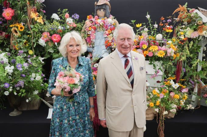 Thái tử Charles - Hoàng tử xứ Wales và Camilla - Nữ công tước xứ Cornwall trong chuyến thăm Lễ hội hoa Sandringham 2022, ngày 27/7/2022. Ảnh: AFP