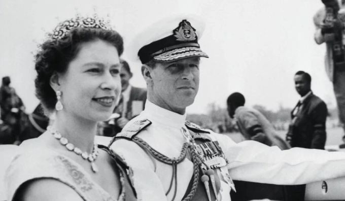 Chuyện tình yêu hơn 70 năm của Nữ hoàng Anh Elizabeth II 