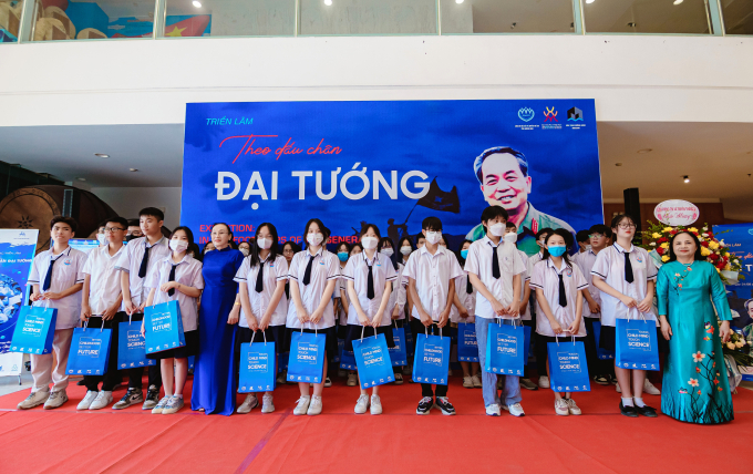 Liên Chi hội Bảo vệ Quyền trẻ em tỉnh Quảng Ninh tặng quà cho trẻ em tiêu biểu tham dự Lễ khai mạc triển lãm 