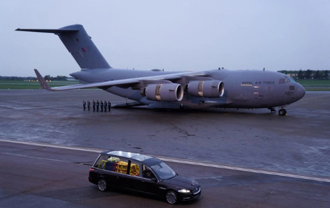   Máy bay vận tải quân sự C-17 Globemaster mang số hiệu ZZ177 của không quân hoàng gia Anh chở linh cữu Nữ hoàng Elizabeth II từ Edinburgh về London hôm 13/9 (Ảnh: Reuters).  
