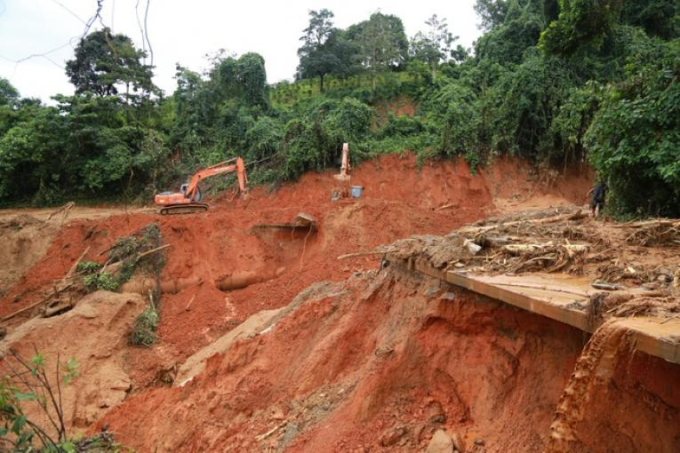 Sạt lở đất ở huyện Nam Trà My, tỉnh Quảng Nam do ảnh hưởng của bão.