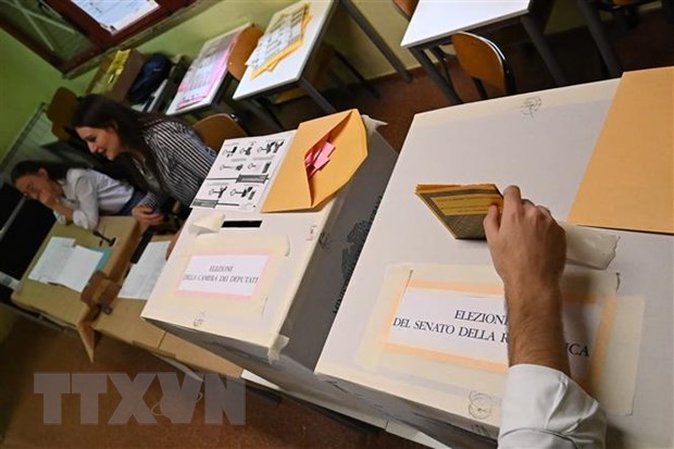 Cử tri bỏ phiếu trong cuộc tổng tuyển cử sớm tại Rome, Italy ngày 25/9/2022. (Ảnh: AFP/TTXVN)