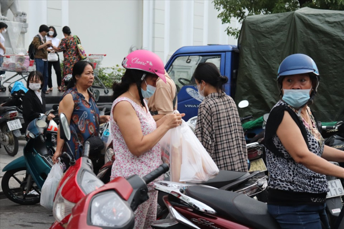   Người dân Đà Nẵng đổ xô mua thức ăn dự trữ trước khi bão Noru đổ bộ  