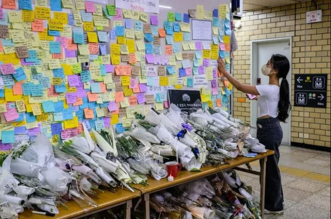 Người dân Hàn Quốc bày tỏ sự thương tiếc nạn nhân ở ga Sindang, Seoul.