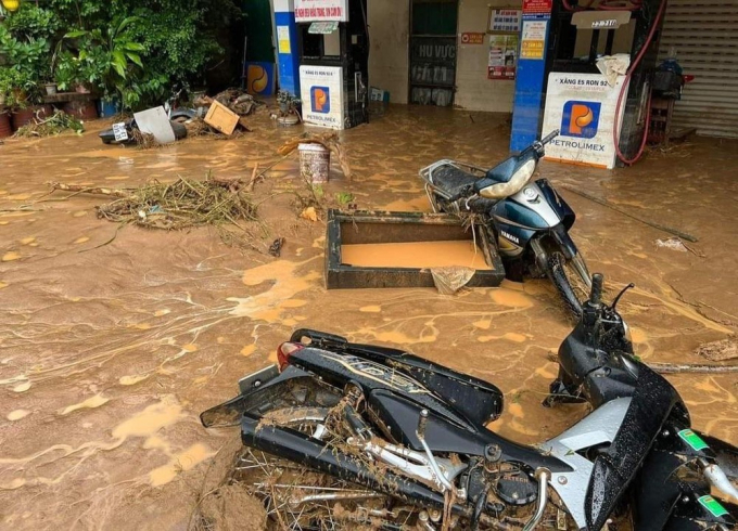   Lũ cuốn trôi xe máy và bùn đất làm lấp cây xăng ở thị trấn Mường Xén, H.Kỳ Sơn  