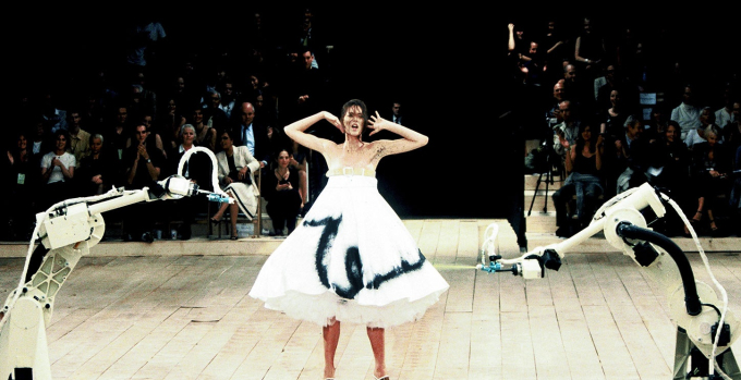 Chiếc váy của Bella Hadid và sự nâng tầm của thời trang digital