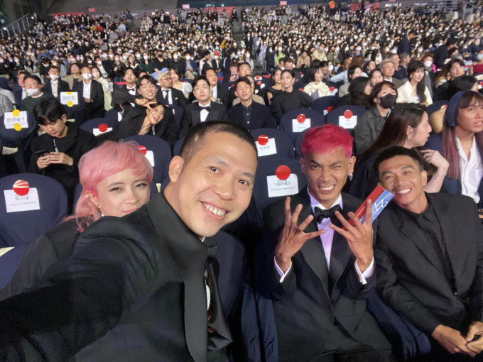 Đoàn gồm đạo diễn Marcus Mạnh Cường Vũ (bìa trái), các diễn viên Red và Kim cùng đạo diễn hình ảnh Trần Ngọc Khuyên.