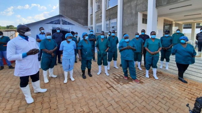   Các nhân viên tuyến đầu tại Bệnh viện Mubende Regional Referral - Ảnh: THE EAST AFRICA  