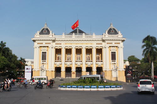 Sau ngày Giải phóng Thủ đô, Nhà hát Lớn Hà Nội là nơi tổ chức kỳ họp thứ tư, Quốc hội khóa I, kỳ họp đầu tiên trong hòa bình của thủ đô Hà Nội (ngày 20 đến 26/3/1955). Đây cũng là nơi người dân Hà Nội treo ảnh chân dung Chủ tịch Hồ Chí Minh, băng-rôn biểu ngữ và cờ đỏ sao vàng đón chào đoàn quân chiến thắng tiến về Thủ đô.