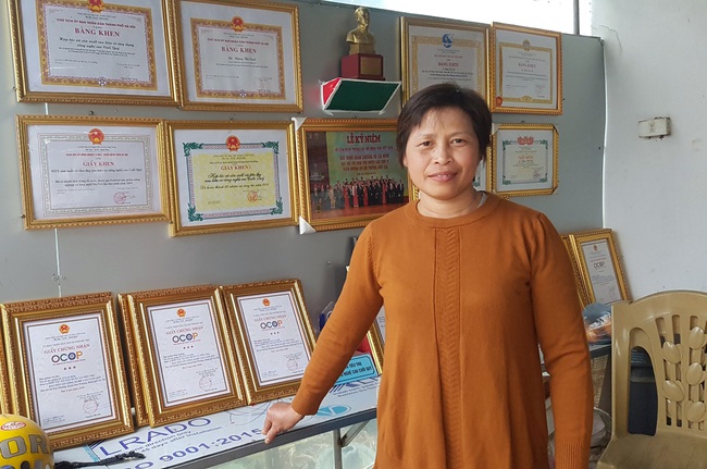   Bà Đặng Thị Cuối với mô hình HTX rau hữu cơ được rất nhiều chứng nhận, bằng khen từ các hiệp hội nông thôn 2. Ảnh: Dân Việt.  