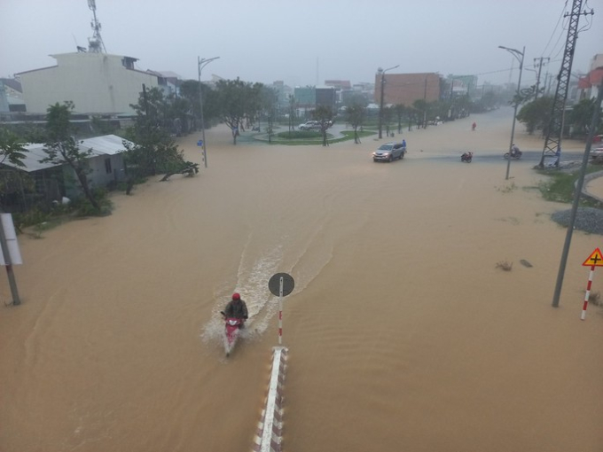   Mưa lớn khiến nhiều tuyến đường tại TP Tam Kỳ, tỉnh Quảng Nam bị ngập nặng Ảnh: TRẦN THƯỜNG  