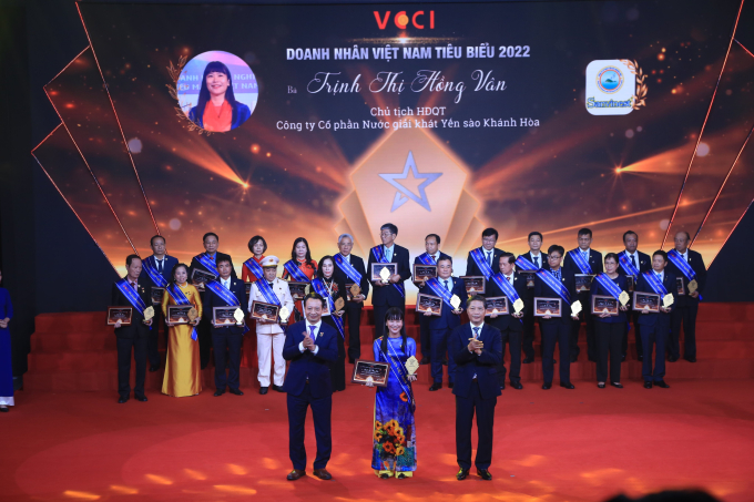 Bà Trịnh Thị Hồng Vân được trao tặng danh hiệu “Doanh nhân Việt Nam tiêu biểu 2022”