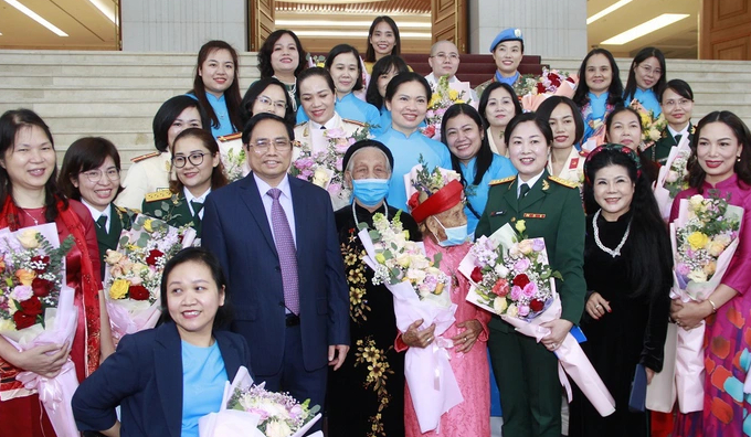   Thủ tướng Chính phủ Phạm Minh Chính gặp mặt phụ nữ tiêu biểu năm 2021. Ảnh minh họa: PNVN  