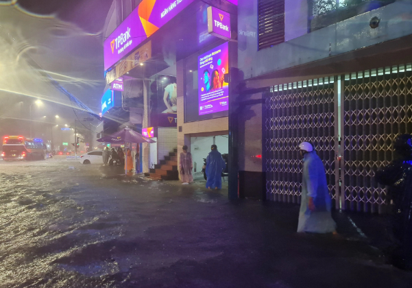   Đường Trưng Nữ Vương (quận Hải Châu) ngập sâu do mưa lớn  