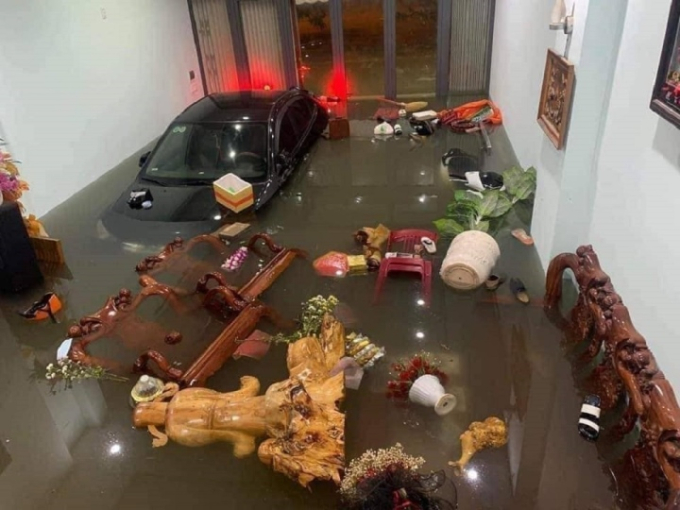 Xót xa nhiều người dân Đà Nẵng kêu cứu suốt đêm khi thành phố ngập sâu trong biển nước