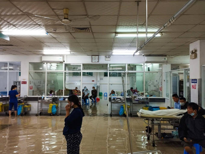   Khoa Cấp cứu, Bệnh viện Đà Nẵng trên đường Quang Trung nước ngập hơn 20 cm.   