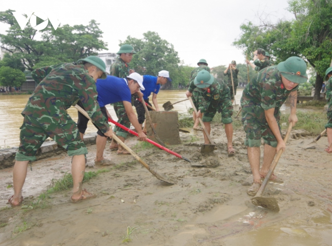   Lưc lượng Bộ đội tham gia dọn dẹp vệ sinh môi trường ở thành phố Huế.  