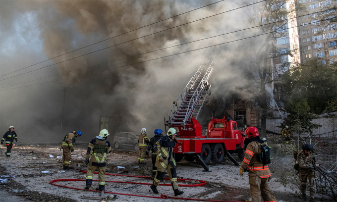   Lính cứu hỏa Ukraine gần một công trình tại thủ đô Kiev được cho là bị Nga tập kích ngày 17/10. Ảnh: Reuters.  