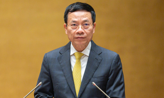   Bộ trưởng Bộ Thông tin và Truyền thông Nguyễn Mạnh Hùng trình bày tờ trình tại phiên họp.  