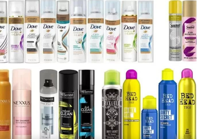   Các sản phẩm dầu gội khô dạng xịt đến từ nhiều thương hiệu nổi tiếng thuộc Tập đoàn Unilever bị thu hồi do nghi ngờ có chứa benzen - Ảnh: CNN  