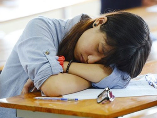   Học sinh có xu hướng thiếu ngủ khi phải vào học sớm  